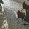 02_AMBIENTE_KAMARI_PISA_60X60_PICADO_SZ7
