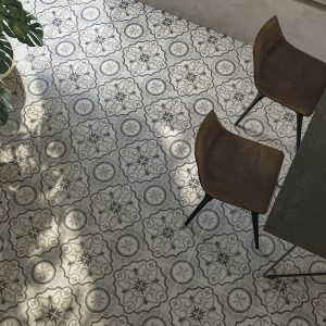 02_AMBIENTE_KAMARI_PISA_60X60_PICADO_SZ7